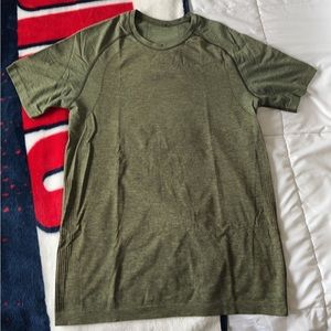 Lululemon mens metal vent tech tee. In olive green. Size small.